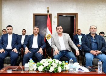 وزير الإسكان يعقد اجتماعًا بمقر جهاز مدينة السويس الجديدة لمتابعة المشروعات التنموية بالمدينة 