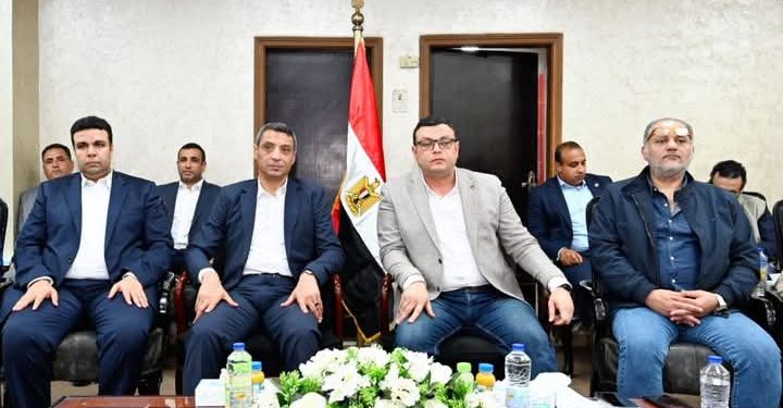 وزير الإسكان يعقد اجتماعًا بمقر جهاز مدينة السويس الجديدة لمتابعة المشروعات التنموية بالمدينة 