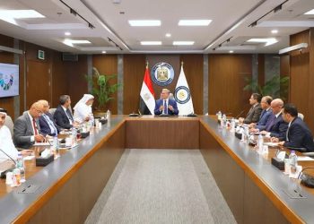 وزير البترول والثروة المعدنية يبحث مع مجموعة موانئ أبو ظبي سبل تعزيز التعاون المشترك 