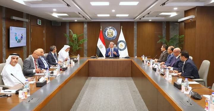 وزير البترول والثروة المعدنية يبحث مع مجموعة موانئ أبو ظبي سبل تعزيز التعاون المشترك 