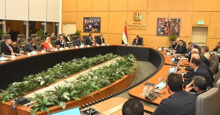 وزير الإسكان يلتقي مجلس إدارة غرفة صناعة التطوير العقارى باتحاد الصناعات المصرية