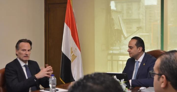 رئيس هيئة الرعاية الصحية والرئيس التنفيذي لشركة دانون بمنطقة آسيا والشرق الأوسط وأفريقيا يشهدان توقيع مذكرة تفاهم بين الهيئة ودانون مصر لدعم التغذية العلاجية