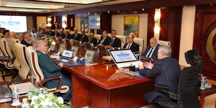 “رئيس قناة السويس” يدعو الخطوط الملاحية للعودة التدريجية… مع تحسن الأوضاع بالبحر الأحمر