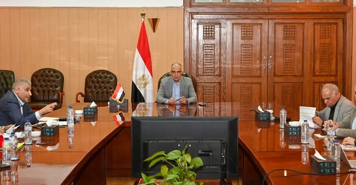 وزير الري يتابع حالة المنظومة المائية والنجاح في الوفاء بالاحتياجات المائية المتزايدة مع موجة الحرارة التي تشهدها البلاد حاليًا