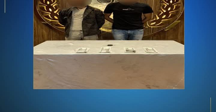 ضبط عاطلين بالقاهرة لقيامهما بالإستيلاء على مبلغ مالى من أحد المواطنين بإسلوب “انتحال الصفة “