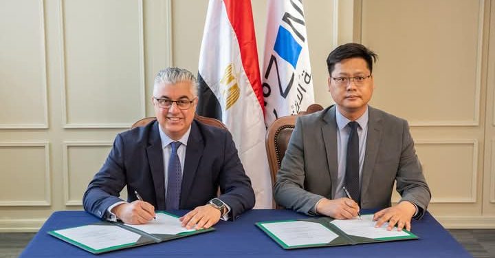 باستثمارات 15 مليون دولار أمريكي.. رئيس اقتصادية قناة السويس يوقع عقد مشروع شركة “جي إس جلوبال سورسينج” الصينية لصناعة الملابس الجاهزة بمنطقة القنطرة غرب الصناعية