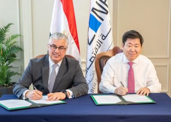 باستثمارات 17 مليون دولار أمريكي.. رئيس اقتصادية قناة السويس يوقع عقد مشروع شركة “هايتكس” الصينية