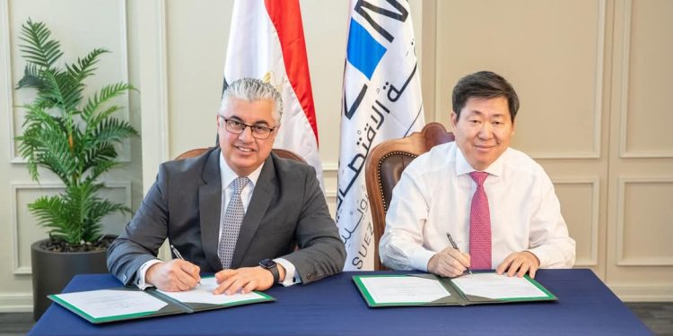باستثمارات 17 مليون دولار أمريكي.. رئيس اقتصادية قناة السويس يوقع عقد مشروع شركة “هايتكس” الصينية