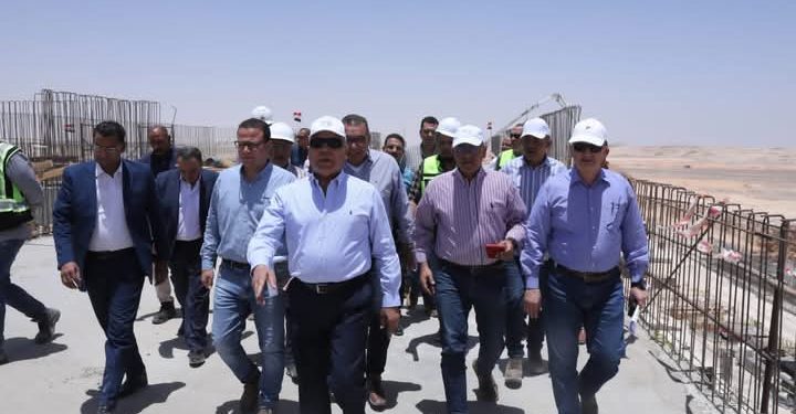 وزير الصناعة والنقل يتفقد المنطقة الصناعية بالمطاهرة بمحافظة المنيا.. ويفتتح مصنع جولدن افينيو المتخصص في إنتاج الملابس الجاهزة