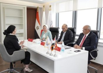 وزير العمل يشارك في المقابلات الشخصية لبرنامج “المرأة تقود للتنفيذيات