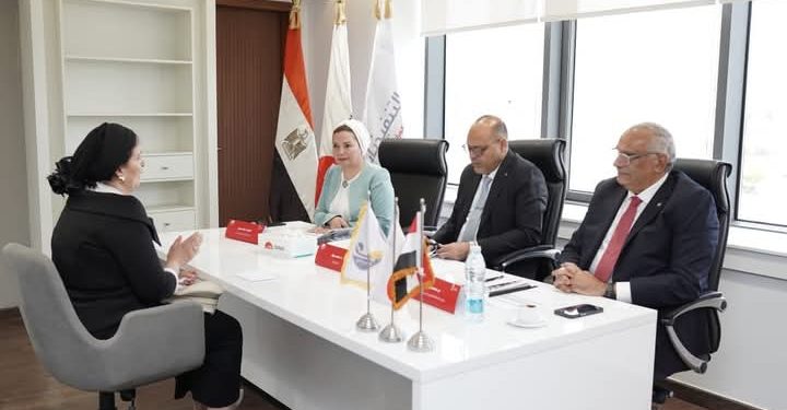 وزير العمل يشارك في المقابلات الشخصية لبرنامج “المرأة تقود للتنفيذيات