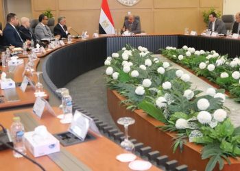 وزير الكهرباء والطاقة المتجددة يسلّم شهادات تأهيل 4 مشروعات لإنتاج الطاقة المتجددة وبيعها لمستهلكين صناعيين