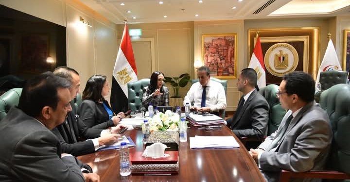 نائب رئيس مجلس الوزراء وزير الصحة يناقش مع وزيرة التضامن الاجتماعي خطوات تنفيذ تكليفات السيد الرئيس عبدالفتاح السيسي بزيادة عدد فصول الحضانات ورياض الأطفال