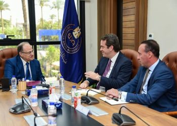 رئيس هيئة الدواء يلتقي وفد شركة “سانوفي” لبحث سبل تعزيز التعاون المشترك