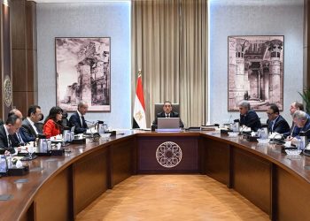 رئيس الوزراء يستعرض مشروع تطوير المنظومة الالكترونية لإنهاء إجراءات وصول السائحين إلى المطارات المصرية