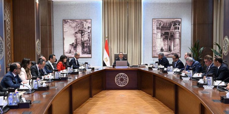 رئيس الوزراء يستعرض مشروع تطوير المنظومة الالكترونية لإنهاء إجراءات وصول السائحين إلى المطارات المصرية