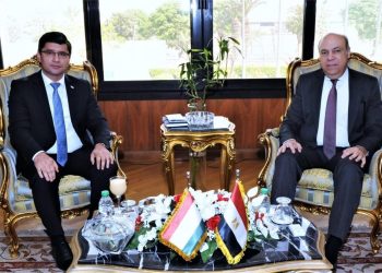 وزير الطيران المدني يبحث مع سفير طاجيكستان فرص التوسع في الربط الجوي بين البلدين