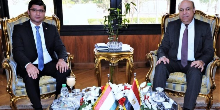 وزير الطيران المدني يبحث مع سفير طاجيكستان فرص التوسع في الربط الجوي بين البلدين
