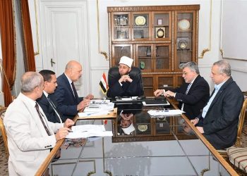وزير الأوقاف يجتمع برئيس هيئة الأوقاف ومجلس إدارتها لمتابعة ملفات الاستثمار وتعظيم الموارد