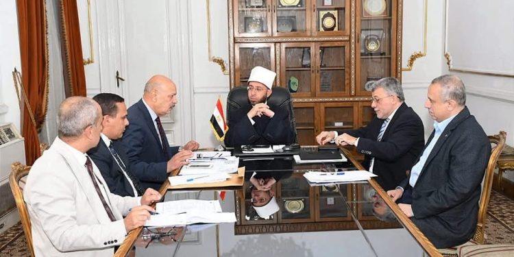 وزير الأوقاف يجتمع برئيس هيئة الأوقاف ومجلس إدارتها لمتابعة ملفات الاستثمار وتعظيم الموارد