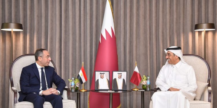 سفير مصر فى الدوحة يبحث التعاون بقطاع العمل مع وزير العمل القطرى