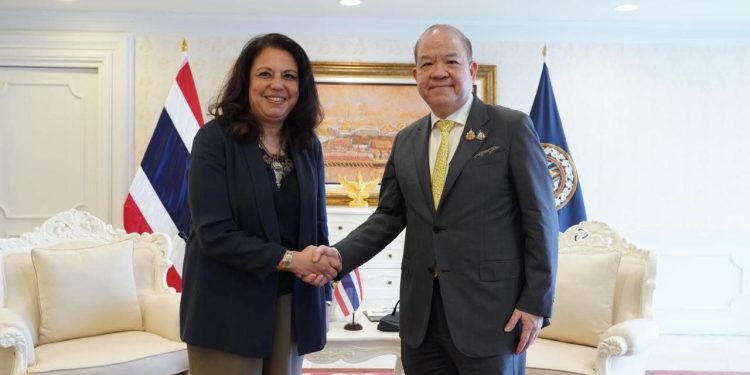 سفير مصر في تايلاند تلتقي بوزير التجارة بمملكة تايلاند