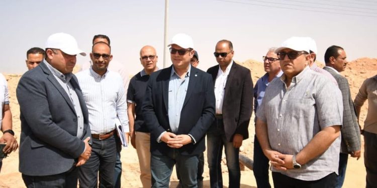 وزير الإسكان يبدأ جولة لمتابعة مشروعات الساحل الشمالي الغربي