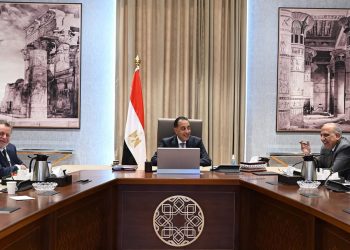 رئيس الوزراء يستعرض خطة توفير المنتجات البترولية لتشغيل محطات الكهرباء استعدادًا للصيف المُقبل