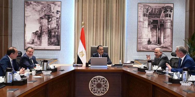 رئيس الوزراء يستعرض خطة توفير المنتجات البترولية لتشغيل محطات الكهرباء استعدادًا للصيف المُقبل