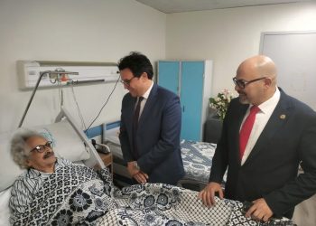 وزير  الثقافة يزور الكاتب الكبير صنع الله إبراهيم بعد خضوعه لجراحة أمس