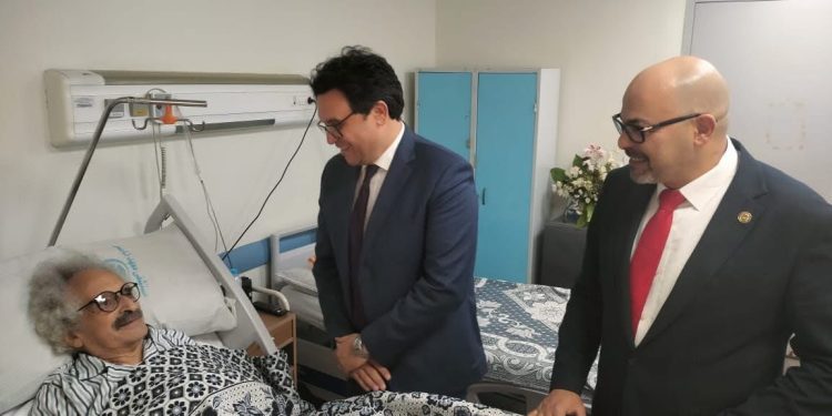 وزير  الثقافة يزور الكاتب الكبير صنع الله إبراهيم بعد خضوعه لجراحة أمس