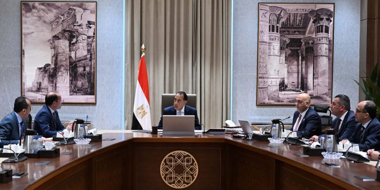 رئيس الوزراء يستعرض جهود تعزيز استدامة جهاز تنمية المشروعات المتوسطة والصغيرة
