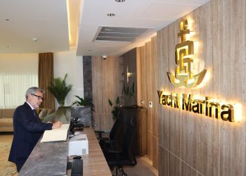 رئيس هيئة قناة السويس يبحث سبل التعاون المشترك مع السفير الإيطالي في مجال السياحة البحرية وصيانة وإصلاح السفن