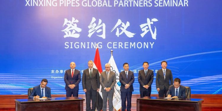 رئيس اقتصادية قناة السويس يشهد توقيع 4 تعاقدات إضافية بين مصنع “شين شينج” ومشروعات دولية