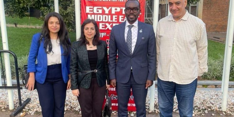 سفيرة مصر في رواندا تستقبل وزير التجارة والصناعة الرواندي عند تفقده معرض مصر والشرق الأوسط