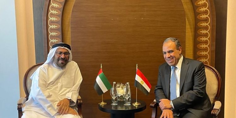 وزير الخارجية يعقد لقاءً مع وزير الدولة الإماراتي