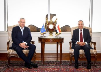 وزير الخارجية والهجرة يستقبل المفوض الأوروبي للشراكات الدولية