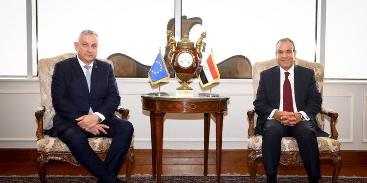 وزير الخارجية والهجرة يستقبل المفوض الأوروبي للشراكات الدولية