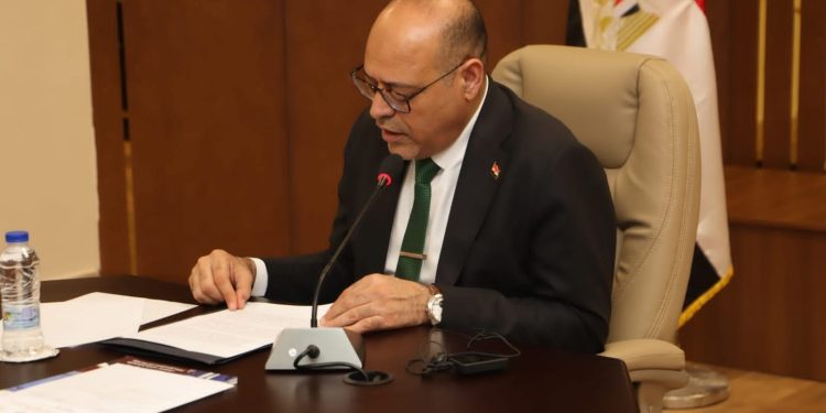 وزير العمل يعتمد صرف مليون و 594 ألف جنيه رعاية اجتماعية وصحية  لـ 1098 عاملًا غير منتظم خلال شهر مايو الجاري