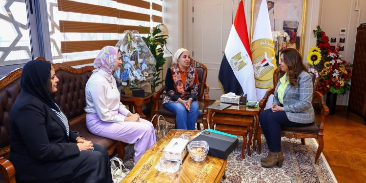 وزيرة التنمية المحلية تبحث مع وفد مؤسسة “حياة كريمة” مجالات التعاون المشترك بالمحافظات