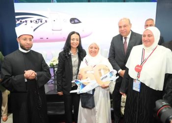 وزراء التضامن الاجتماعي والأوقاف والطيران المدني يودعون أول أفواج حجاج بيت الله الحرام من مطار القاهرة الدولي