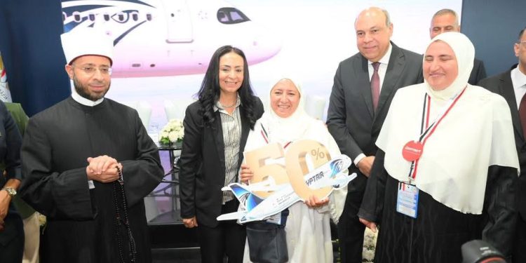 وزراء التضامن الاجتماعي والأوقاف والطيران المدني يودعون أول أفواج حجاج بيت الله الحرام من مطار القاهرة الدولي