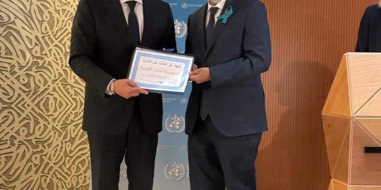 خالد عبدالغفار يتسلم شهادة قضاء مصر على انتقال جميع طفليات الملاريا البشرية داخل حدود البلد من منظمة الصحة العالمية