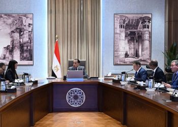 رئيس الوزراء يتابع جهود توفير مياه الشرب للمواطنين في عدد من المناطق بمحافظة البحر الأحمر