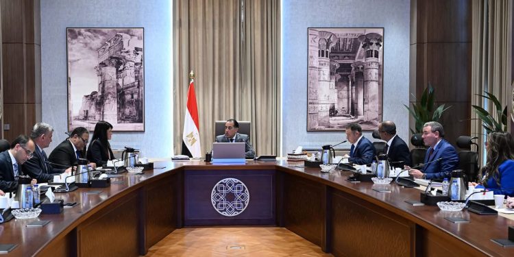 رئيس الوزراء يتابع جهود توفير مياه الشرب للمواطنين في عدد من المناطق بمحافظة البحر الأحمر