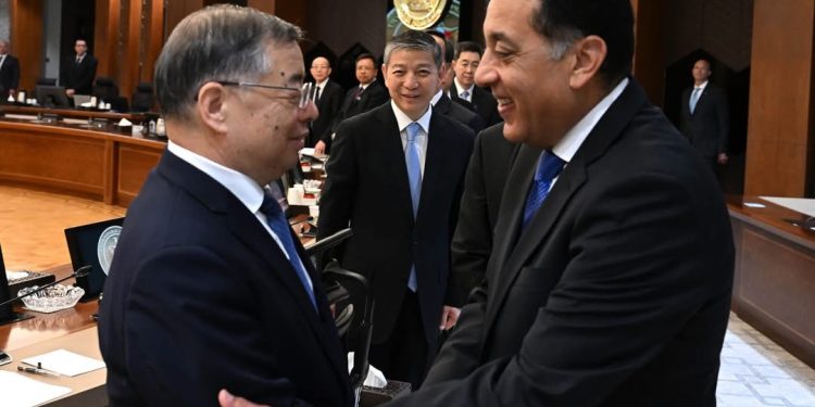 رئيس الوزراء يستقبل عضو المكتب السياسي أمين الأمانة العامة للجنة المركزية للحزب الشيوعي الصيني والوفد المرافق