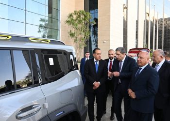 رئيس الوزراء يجتمع مع رئيس شركة “جيتور” العالمية لاستعراض خطة الشركة لتوطين عدد من طرازات السيارات في السوق المحلية