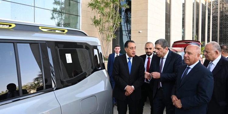 رئيس الوزراء يجتمع مع رئيس شركة “جيتور” العالمية لاستعراض خطة الشركة لتوطين عدد من طرازات السيارات في السوق المحلية