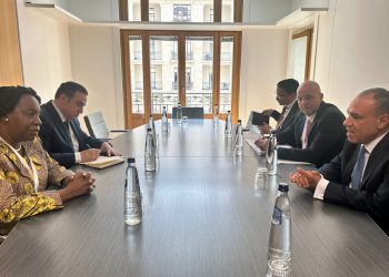وزير الخارجية والهجرة يلتقى مع الأمين العام لتجمع الكوميسا