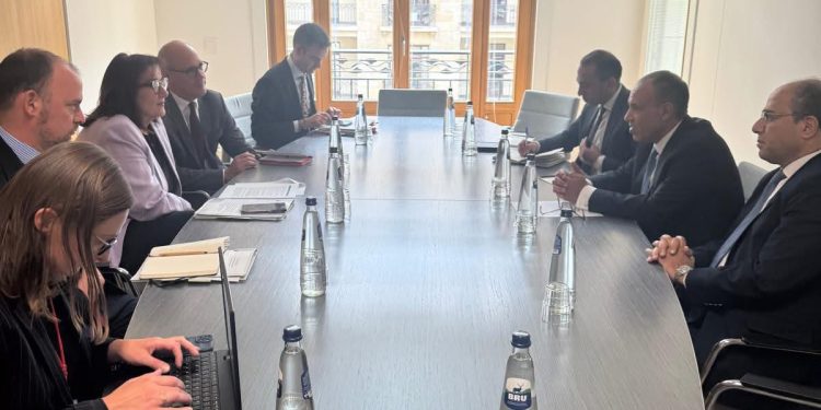 وزير الخارجية والهجرة يلتقى مع المفوضة الأوروبية للمتوسط على هامش الاجتماع الوزاري الإفريقى الأوروبى